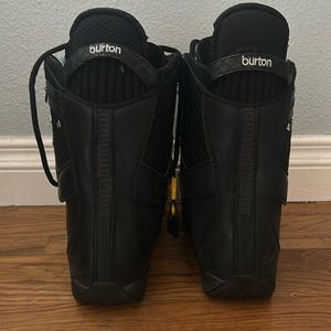 Burton size 8 snowboarding boots with customizable inner strap with laces.